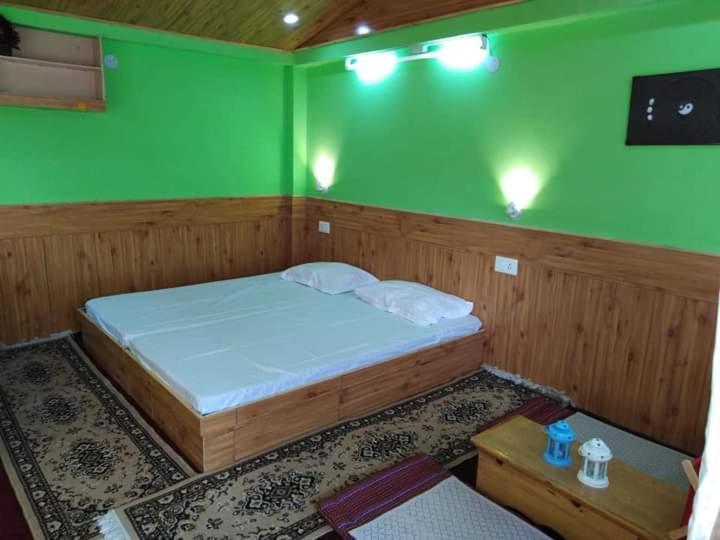 Flying Monk Huts & Restaurant Bed and Breakfast Kyelang Buitenkant foto
